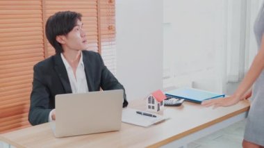 Menajeriyle ev satın alma sözleşmesi ve ipotek sözleşmesi hakkında konuşan genç bayan müşteri ve planlama için ofis, finans ve yatırım, iş konsepti.