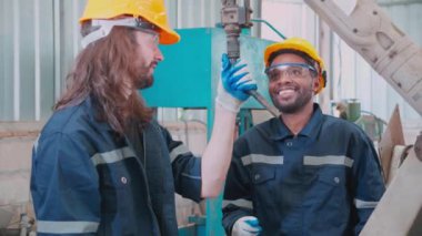 Uzaktan kumanda, endüstri ve yenilik kavramı ile kontrol ve robot ai incelerken otomatik makine robotu ile çalışan iki mühendis, teknisyen bakım ve geliştirme.