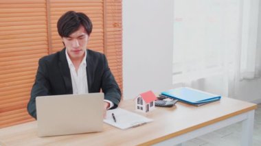 Menajeriyle ev satın alma sözleşmesi ve ipotek sözleşmesi hakkında konuşan genç bayan müşteri ve planlama için ofis, finans ve yatırım, iş konsepti.