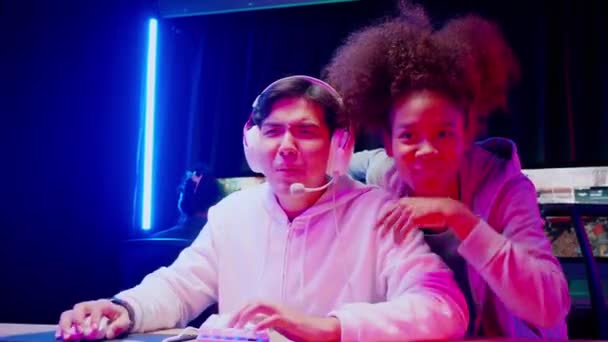 Junger Asiatischer Mann Und Afroamerikanische Frau Mit Headset Spielen Videospiel — Stockvideo