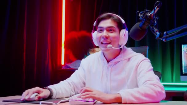 Junge Asiatische Mann Und Team Mit Headset Spielen Videospiel Und — Stockvideo