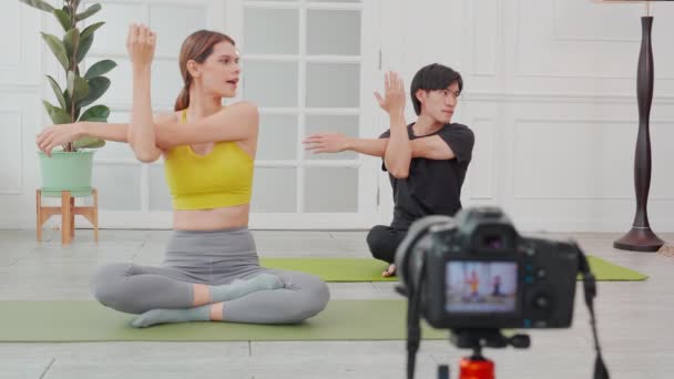 Młoda Kobieta Azjata Uprawiają Jogę Treningową Rozciągniętym Mięśniem Dłoni Macie — Wideo stockowe
