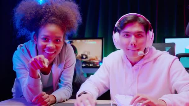 Ung Asiatisk Man Och Afroamerikansk Kvinna Bär Headset Spela Spel — Stockvideo