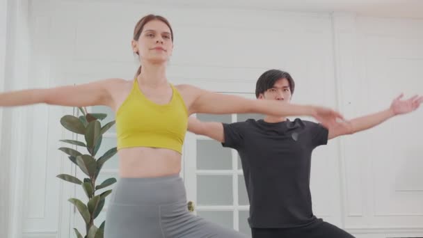 Mujer Joven Hombre Asiático Haciendo Yoga Con Músculos Tensados Pierna — Vídeo de stock