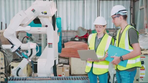 Engineer Man Vrouw Partner Praten Robot Wapens Technologie Intelligentie Innovatie — Stockvideo