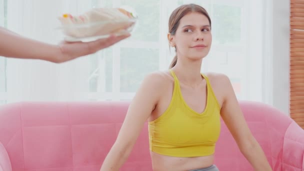 食品を提供し 若い白人女性が署名を作る手は肥満と不健康な食品を言う 女性は拒否し 食事のための誘惑で食べ物をプッシュ 栄養とファーストフード悪い 健康の概念 — ストック動画