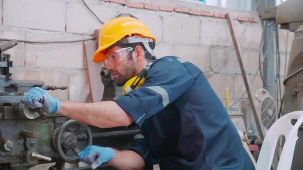 Ung Kaukasisk Ingenjör Man Som Arbetar Svarv Maskin För Att — Stockvideo