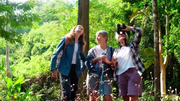 Teenager Girl Two Grandmother Traveling Travel Forest Adventure While Using — Wideo stockowe