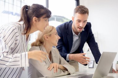 Bir grup iş adamı, ofis, yönetici ve personel toplantısı ve beyin fırtınası, iş konsepti planlama ve strateji pazarlaması için iş arkadaşlarıyla birlikte dizüstü bilgisayar sunumu projesini kullanıyor..