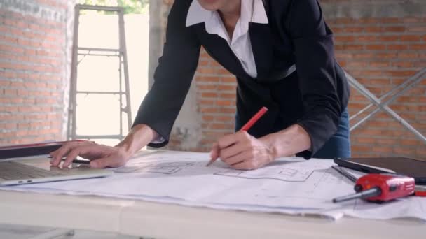 Zbliżenie Ręce Młody Kaukaski Architekt Kobieta Patrząc Laptop Pracy Rysunek — Wideo stockowe