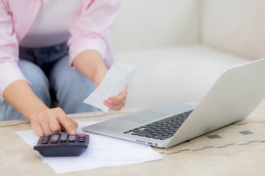 Mali ev işlerini evde hesap makinesiyle hesaplayan kadının elleri, tasarruf ve planlama masrafları, borç ve kredi, vergi ve muhasebe, iş ve mali işler için faturaları kontrol eden kız.