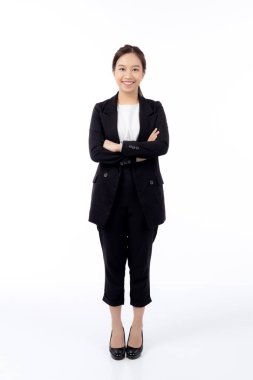 Kollarını kavuşturmuş güzel bir iş kadını portresi beyaz arka planda yalnız duruyor, Asyalı genç bir iş kadını yönetici ya da kendine güvenen bir yönetici gülümsemesi pozitif ve başarılıdır..