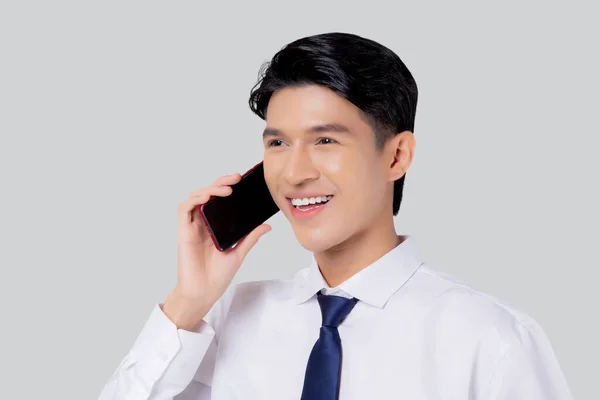 Porträtt Ung Asiatisk Affärsman Med Smartphone Talar Isolerad Vit Bakgrund — Stockfoto
