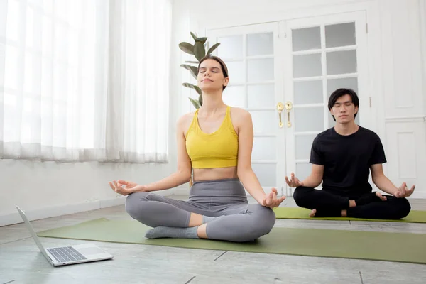 Молода Жінка Чоловік Практикують Йогу Комп Ютером Ноутбуків Медитують Відпочинку — стокове фото
