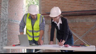 Ekip mimarı veya mühendis erkek ve kadın inşaat alanında emlak planlaması ve stratejisi için buluşuyorlar, müteahhit ve ortak konuşuyor ve arıyor, endüstriyel konsept.