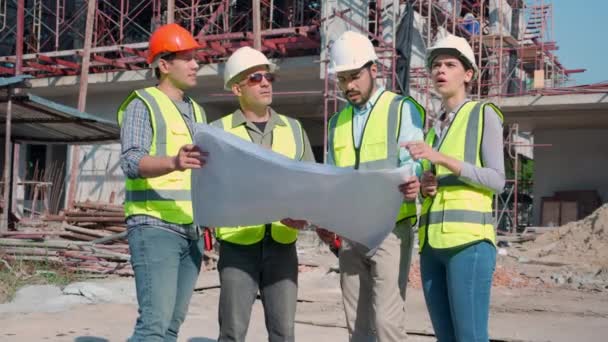 Grupo Equipo Contratista Arquitecto Con Capataz Explicando Acerca Obra Construcción — Vídeo de stock