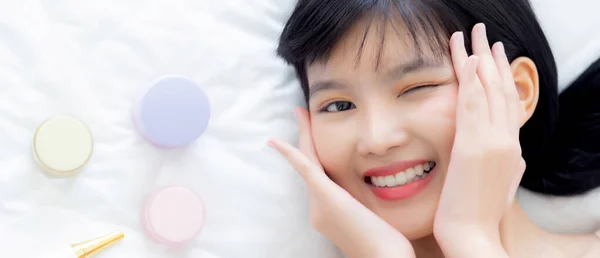 Linda Jovem Mulher Asiática Sorrindo Deitada Cama Com Cosméticos Quarto — Fotografia de Stock