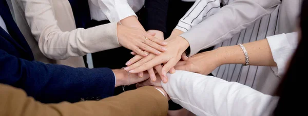 Grupa Zespołu Biznesowego Harmonizująca Mężczyzną Kobietą Łączącymi Ręce Jedno Przedsiębiorstwo — Zdjęcie stockowe