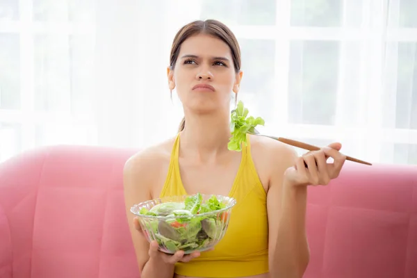 Mladá Běloška Sedí Pohovce Zeleninový Salát Zatímco Cítí Odpor Znechucený — Stock fotografie