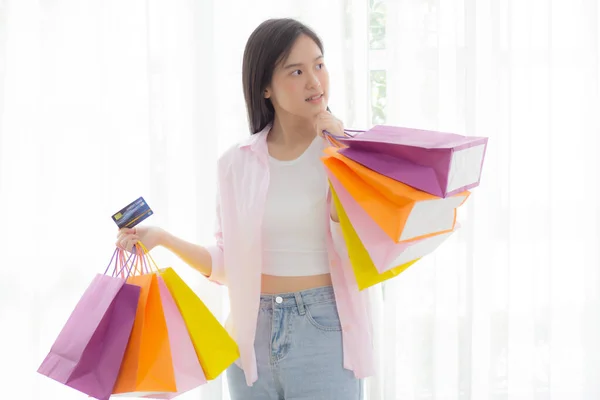 Ung Asiatisk Kvinna Stående Innehav Kreditkort Och Papperspåse Med Nöjd — Stockfoto