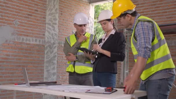 负责开发房地产规划的团队建筑师或工程师会议 同时在建筑工地 承包商和合作伙伴 工业概念方面与合作伙伴进行协议合同握手 — 图库视频影像