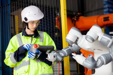 Genç mühendis kadın kontrol ve bakım robotları teknolojiyi silahlandırıyor. Teknoloji zekası ve yenilik fabrika endüstrisinde, insanlar veya teknisyenler robot, müfettiş ve endüstri kavramını inceliyor..