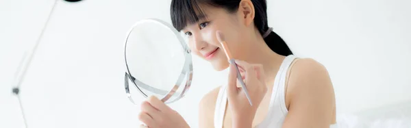 Linda Jovem Mulher Asiática Aplicando Escova Bochecha Maquiagem Espelho Aparência — Fotografia de Stock