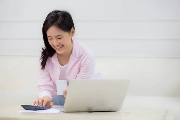 Mujer Asiática Joven Calculando Hogar Finanzas Con Calculadora Escritorio Casa —  Fotos de Stock