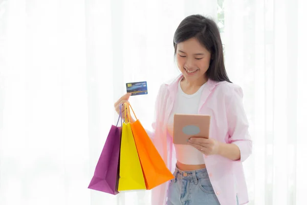 Joven Mujer Asiática Pie Usando Tableta Digital Compras Línea Con — Foto de Stock