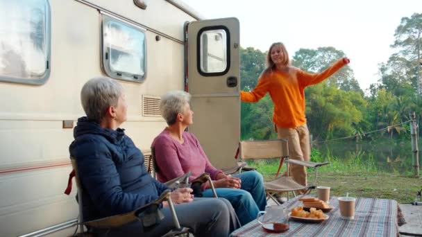 Two Senior Woman Teenager Talking Leisure Camping Activity Recreation Leisure — Stockvideo
