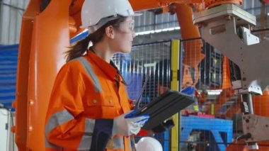 Genç Asyalı mühendis kadın denetim robotu silahlandırıyor teknoloji zekası ve yenilik fabrikada dijital tablet, teknisyen kontrol ve bakım robotu, endüstriyel konsept.