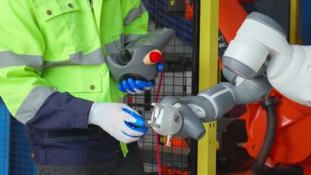 Nahaufnahme Hände Junger Ingenieur Mann Überprüfung Und Wartung Maschine Roboterarme — Stockvideo