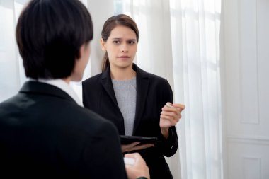Genç müdür, sekreterle ofiste planlama için dijital tablet pazarlama, çalışan kadınla birlikte yürütme tartışması, liderlik ve çalışan, iş konsepti hakkında konuşuyor.