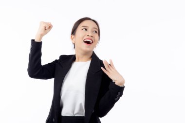 Takım elbiseli güzel iş kadını beyaz arka planda izole edilmiş mutlu ve başarılı duruyor. Genç Asyalı iş kadını, kendine güvenen ve zafer için heyecanlanan yönetici ya da yönetici gülüşü..