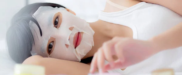 Hermosa Mujer Asiática Joven Con Mascarilla Facial Hoja Cama Dormitorio — Foto de Stock