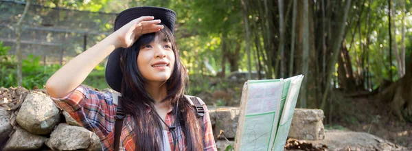 Азійська Дівчина Підліток Подорожує Рюкзаком Пошуках Напрямку Подорожі Лісом Відпустці — стокове фото