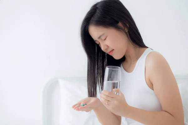 Linda Jovem Asiática Segurando Droga Copo Água Enquanto Doente Sentado — Fotografia de Stock