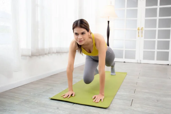 Mulher Branca Bonita Praticando Exercício Com Prancha Alongamento Muscular Perna — Fotografia de Stock