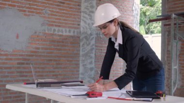 Ekip mimarı veya mühendis erkek ve kadın inşaat alanında emlak planlaması ve stratejisi için buluşuyorlar, müteahhit ve ortak konuşuyor ve arıyor, endüstriyel konsept.