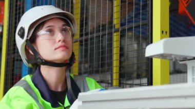 Genç mühendis kadın kontrol ve bakım robotları teknolojiyi silahlandırıyor. Teknoloji zekası ve yenilik fabrika endüstrisinde, insanlar veya teknisyenler robot, müfettiş ve endüstri kavramını inceliyor..