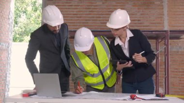 Ekip mimarı veya mühendis erkek ve kadın inşaat alanında emlak planlaması ve stratejisi için buluşuyorlar, müteahhit ve ortak konuşuyor ve arıyor, endüstriyel konsept.