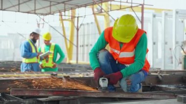Öğütücü kullanan genç Asyalı işçi endüstriyel fabrikada çalışan elleri ile demiri kesti, kaynakçı veya işçi parlaklığı, işgal teknisyeni ve becerisi, endüstri konsepti.
