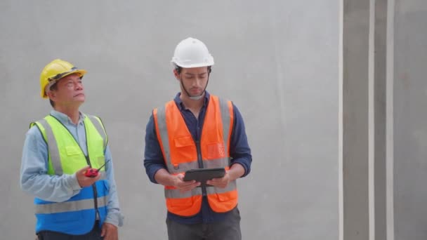 Capataz Equipe Trabalhador Examinando Produzir Paredes Pré Moldadas Olhando Tablet — Vídeo de Stock