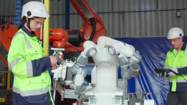 Twee Jonge Ingenieur Controleren Onderhouden Machine Robot Wapens Technologie Intelligentie — Stockvideo