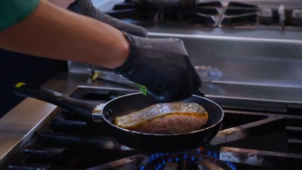 Крупним Планом Руки Молодого Азіатського Шеф Кухаря Смажили Лососевий Рибний — стокове відео