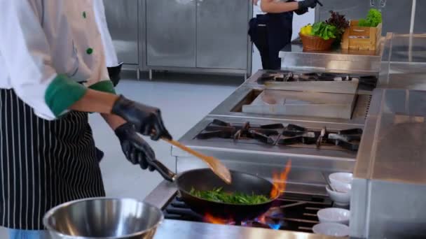 Großaufnahme Hände Des Küchenchefs Mann Rühren Braten Morgenglorie Feuerflamme Mit — Stockvideo