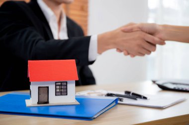 Emlakçı ve müşteri el sıkışması, kredi evi ve sigorta, müşteri ve konut, iş konsepti yatırımları ve danışmanlık konularında birlikte anlaşma yaptıktan sonra,.