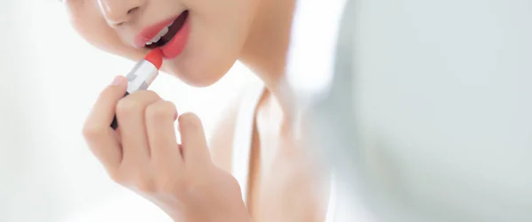립스틱 바르는 아리따운 아시아 입술을 꾸미기 위하여 거울을 여성의 개념을 — 스톡 사진