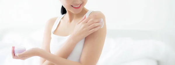 Belle Jeune Femme Asiatique Tenant Cartouche Appliquant Crème Lotion Avec — Photo