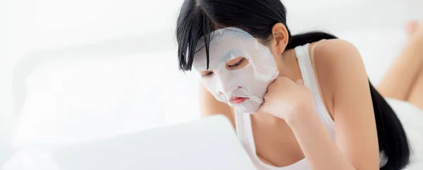 Vacker Ung Asiatisk Kvinna Med Blad Ansiktsmask Ligger Arbetar Bärbar — Stockfoto
